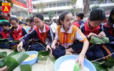 Học sinh Hà Nội thích thú thi gói bánh chưng, giã bánh dày, viết thư pháp